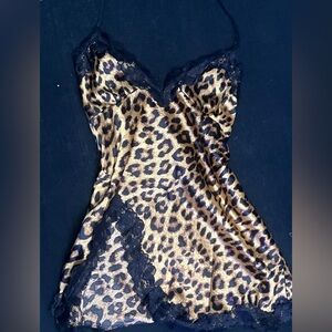 Leopard print dress with lace
